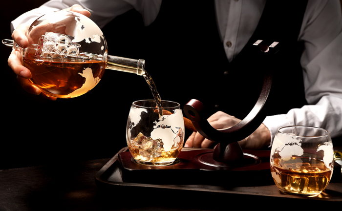 Set Whisky Globe Giftry® – Decantor Elegant 850 ml Transparent cu Dop Etans, 2 Pahare Gravate pentru Scotch, Bourbon sau Vodka, Stativ Lemn – Cadou Premium pentru Barbati [7]