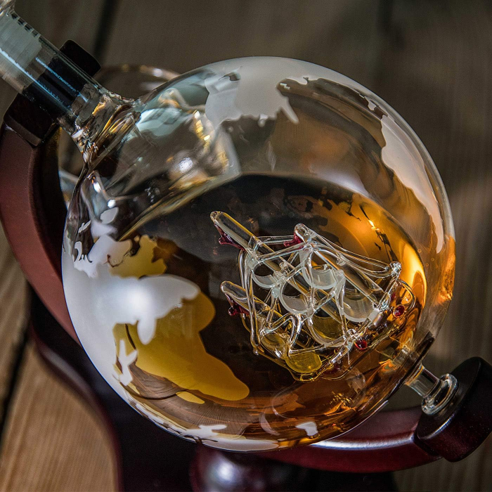Set Whisky Globe Giftry® – Decantor Elegant 850 ml Transparent cu Dop Etans, 2 Pahare Gravate pentru Scotch, Bourbon sau Vodka, Stativ Lemn – Cadou Premium pentru Barbati [3]