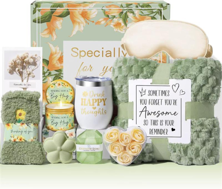 Produse îngrijire damă / bărbați - Set cadou Premium pentru femei, Giftry®, 10 Piese, Patura pufoasa, Spa vanilie–cocos, lumanare parfumata, termos inox, sapun, bomba de baie, sosete, masca satin, felicitare, Cutie eleganta, Verde