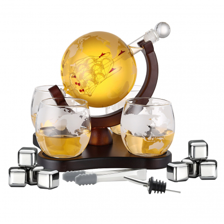 Accesorii bauturi/ Cadouri - Set decantor whisky Giftry®, design Glob Pamantesc si barca, 850 ml, 4 pahare cu imprimeu, 8 cuburi din inox, accesorii incluse (palnie, cleste, support lemn, picurator)
