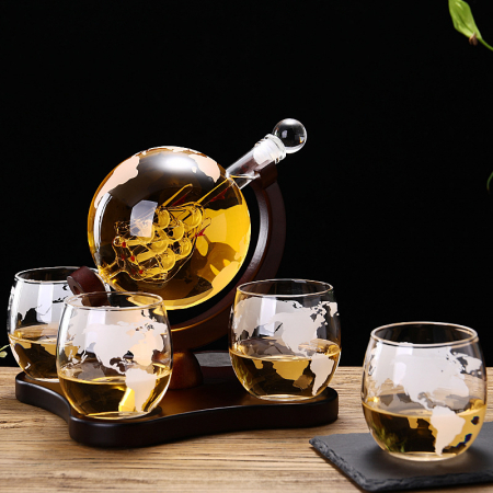 Set decantor whisky Giftry®, design Glob Pamantesc si barca, 850 ml, 4 pahare cu imprimeu, 8 cuburi din inox, accesorii incluse (palnie, cleste, support lemn, picurator) [1]