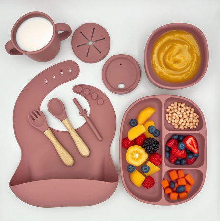 Produse îngrijire bebe - Set hranire din silicon pentru bebelusi, Giftry®, baveta, bol cu ventuza, farfurie, lingura si furculita, cana, fara alergeni, dark pink