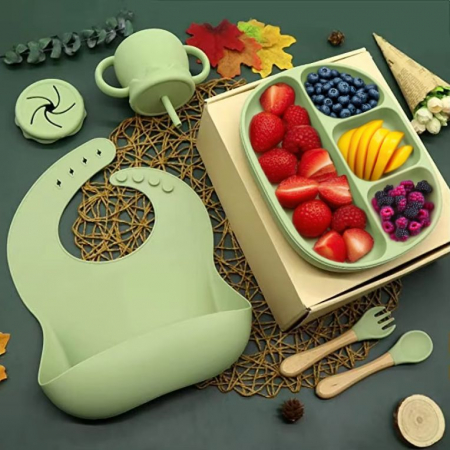 Produse îngrijire bebe - Set hranire din silicon pentru bebelusi, Giftry®, baveta, bol cu ventuza, farfurie, lingura si furculita, cana, fara alergeni, olive