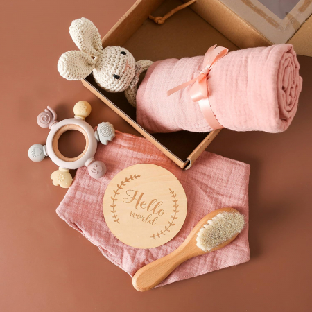 Set pentru bebelus Giftry®, nou-nascut, jucarie crosetata, baveta, muselina, inel gingival, perie par, iepuras, milestone card, iepuras, roz [5]