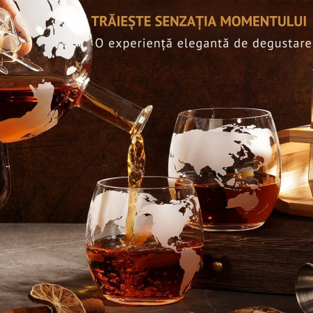 Set Whisky Globe Giftry® – Decantor Elegant 850 ml Transparent cu Dop Etans, 2 Pahare Gravate pentru Scotch, Bourbon sau Vodka, Stativ Lemn – Cadou Premium pentru Barbati [4]