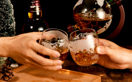 Set Whisky Globe Giftry® – Decantor Elegant 850 ml Transparent cu Dop Etans, 2 Pahare Gravate pentru Scotch, Bourbon sau Vodka, Stativ Lemn – Cadou Premium pentru Barbati [7]