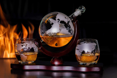 Set Whisky Globe Giftry® – Decantor Elegant 850 ml Transparent cu Dop Etans, 2 Pahare Gravate pentru Scotch, Bourbon sau Vodka, Stativ Lemn – Cadou Premium pentru Barbati [1]