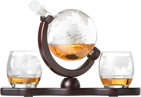 Accesorii bauturi/ Cadouri - Set Whisky Globe Giftry® – Decantor Elegant 850 ml Transparent cu Dop Etans, 2 Pahare Gravate pentru Scotch, Bourbon sau Vodka, Stativ Lemn – Cadou Premium pentru Barbati