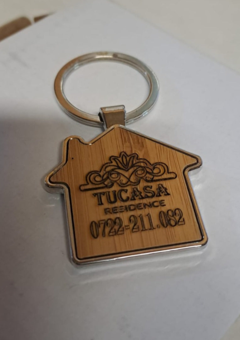 Breloc metalic cu insertie de bambus in forma de casa [1]