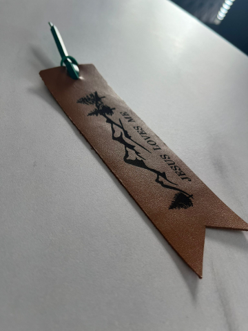 Cadouri - Semn de carte din piele - "Jesus loves me"