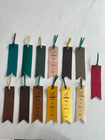 Semn de carte din piele - "Pray and leave it to God" [2]