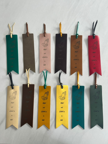 Semn de carte din piele - "Pray and leave it to God" [1]