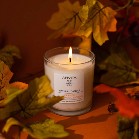 WELLBEING - Lumanare naturala cu portocala, lemn de cedru si cuisoare, 235gr, APIVITA