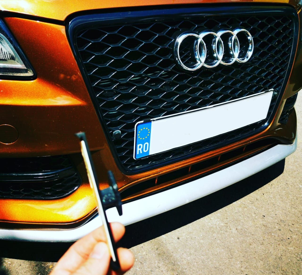 Set suport placute numar inmatriculare auto, grila fagure Audi RS - 2 bucati (fata), fara rama, reglabil, negru [2]