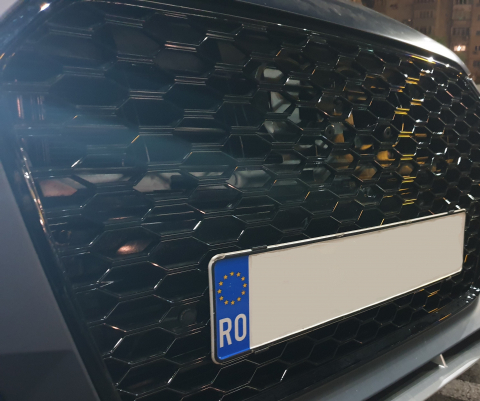 Set suport placute numar inmatriculare auto, grila fagure Audi RS - 2 bucati (fata), fara rama, reglabil, negru [4]