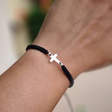OFERA UN CADOU - Bratara  cu snur ,cruciulita argint si bile