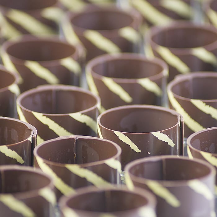 Forme de ciocolata caneloni / cilindru, negre cu dungi aurii, ø 35mm, 3,5mm inaltime, 170 g, 35 bucati [3]