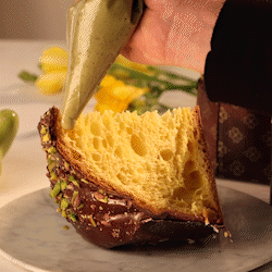 Cozonac Colomba cu ciocolata si boabe de fistic sicilian, 1kg [0]