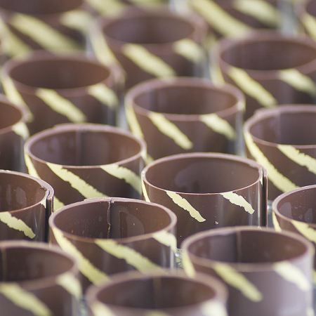 Forme de ciocolata caneloni / cilindru, negre cu dungi aurii, ø 35mm, 3,5mm inaltime, 170 g, 35 bucati [2]