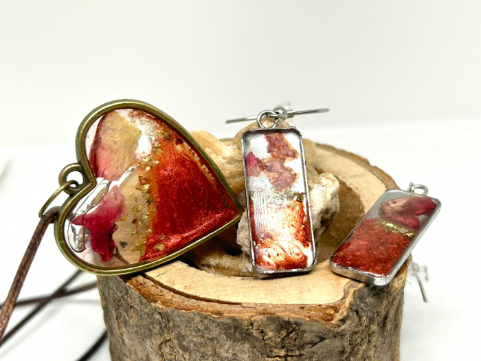 Set ”Floare de cupru” , cercei și pandantiv  din flori naturale în rășină epoxidică [2]