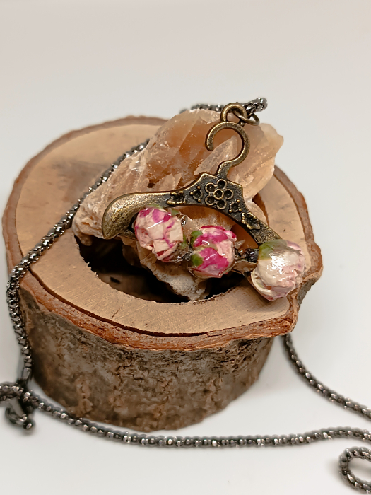 Pandantiv ”Roses Stile” cu flori naturale în rășină epoxidică [2]