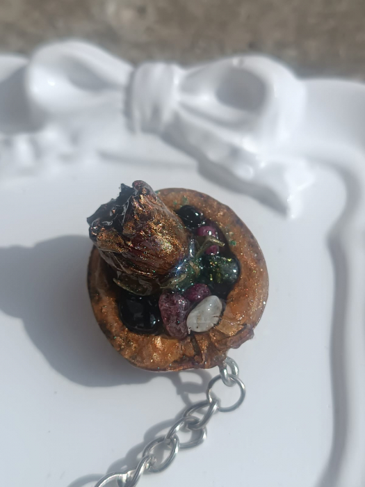Breloc ”Comoara Naturii” cu boboc de trandafir și turmalină multicoloră în coajă de nucă, totul sigilat în rășină epoxidică [2]