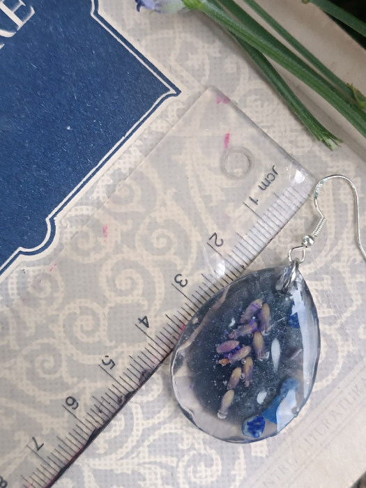 Cercei ”Lavandă Serenă” cu floare naturală de lavandă și piatră semiprețioasă  Lapis Lazuli,  în rășină epoxidică - ”Lavandă serenă” [1]