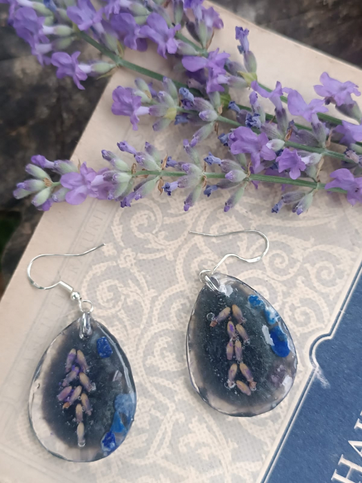 Cercei ”Lavandă Serenă” cu floare naturală de lavandă și piatră semiprețioasă  Lapis Lazuli,  în rășină epoxidică - ”Lavandă serenă” [2]