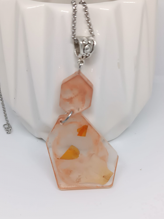 ”Ecou de petale”-pandantiv din petale de trandafir în rășină epoxidică [2]