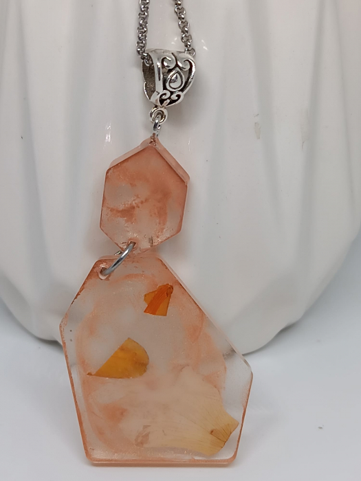 ”Ecou de petale”-pandantiv din petale de trandafir în rășină epoxidică [1]