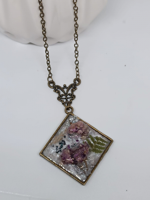 ”Eleganță pură”, pandantiv din floare de hortensie în rășină epoxidică [1]