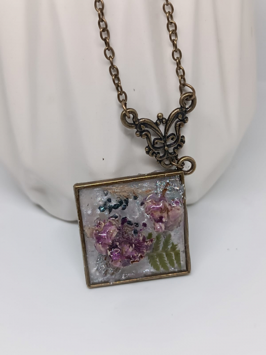 ”Eleganță pură”, pandantiv din floare de hortensie în rășină epoxidică [3]