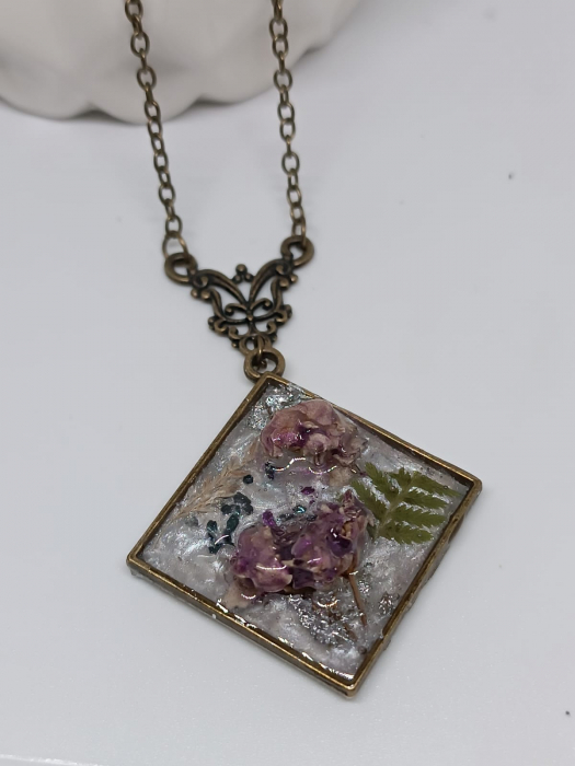 ”Eleganță pură”, pandantiv din floare de hortensie în rășină epoxidică [4]