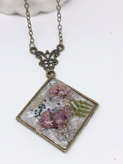 ”Eleganță pură”, pandantiv din floare de hortensie în rășină epoxidică [2]