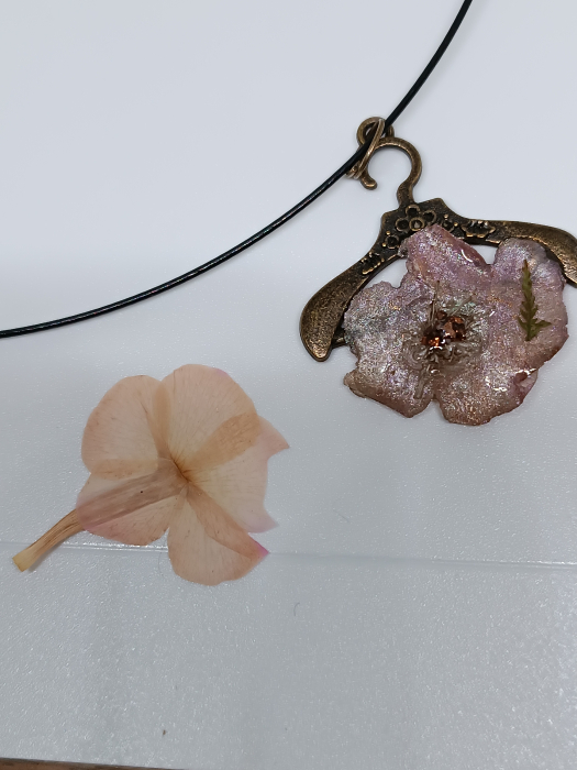 Pandantiv ”Phlox” din floare naturală în rășină epoxidică [2]