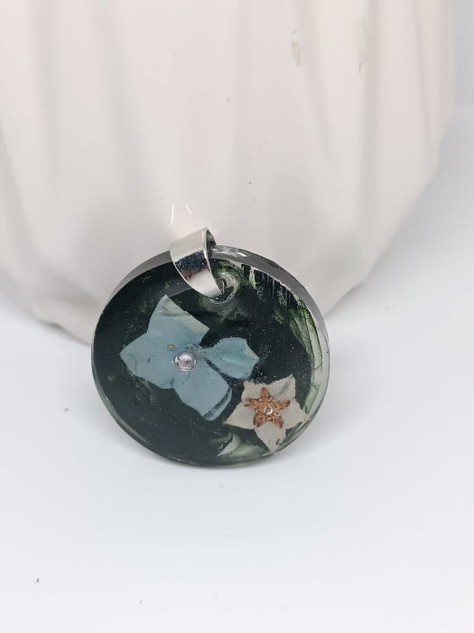 Pandantiv ”Emoții în rășină” din flori naturale în rășină epoxidică [2]