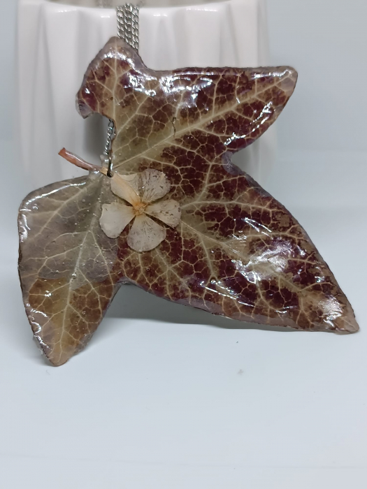 Pandantiv din frunză naturală de iederă în rășină epoxidică ”Ivy Leaf Amulet” [3]