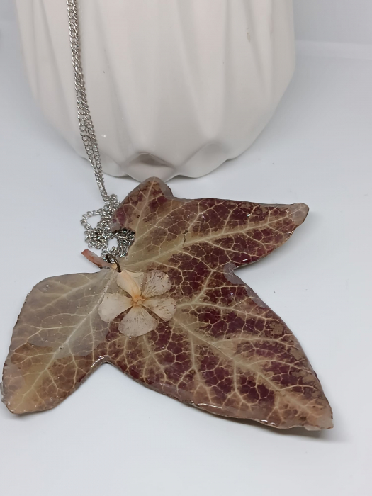 Pandantiv din frunză naturală de iederă în rășină epoxidică ”Ivy Leaf Amulet” [1]