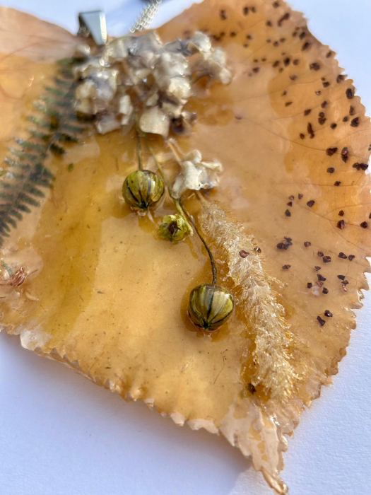 Pandantiv  ”Lumina Teiului” din frunză de tei în rășină epoxidică [2]