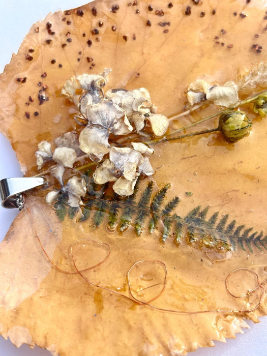 Pandantiv  ”Lumina Teiului” din frunză de tei în rășină epoxidică [3]