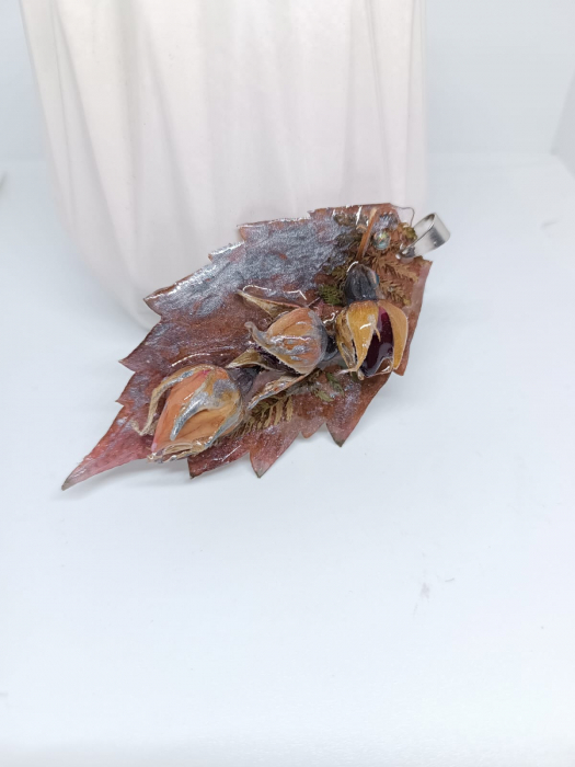 Pandantiv ”Mysterious Roses” cu boboci de trandafir în rășină epoxidică [2]