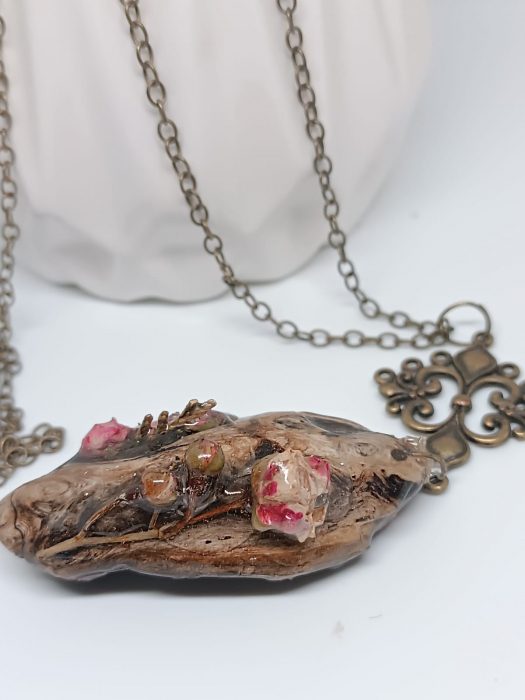 Pandantiv pe lemn cu boboci de trandafir glazurați în rășină epoxidică [1]