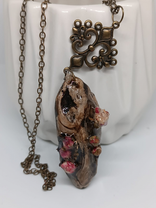 Pandantiv pe lemn cu boboci de trandafir glazurați în rășină epoxidică [4]