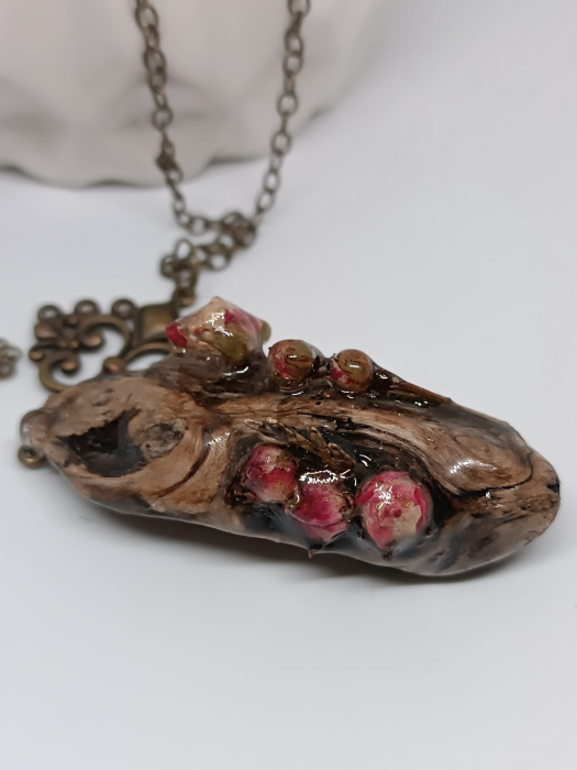 Pandantiv pe lemn cu boboci de trandafir glazurați în rășină epoxidică [2]