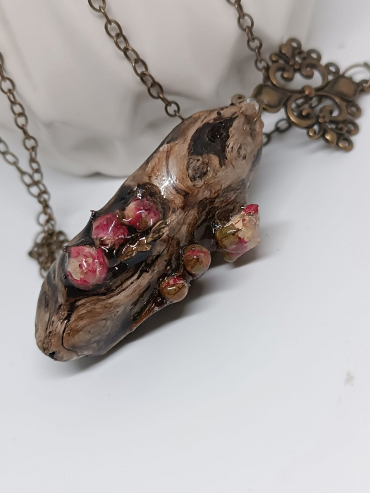 Pandantiv pe lemn cu boboci de trandafir glazurați în rășină epoxidică [3]