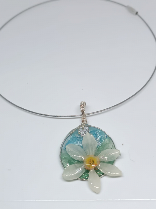 Pandantiv ”Petale de Narcis ” cu floare naturală de narcisă în rășină epoxidică [2]