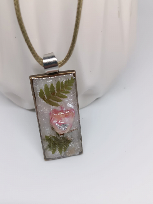 Pandantiv  ”Simfonia Naturii ” cu boboc de trandafir în rășină epoxidică [1]