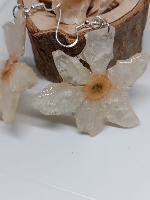 Cercei ”Floare de narcisă”, cu flori naturale în rășină epoxidică [3]