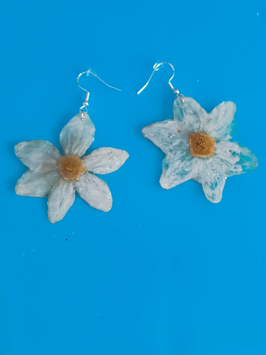 Cercei ”Floare de narcisă”, cu flori naturale în rășină epoxidică [2]