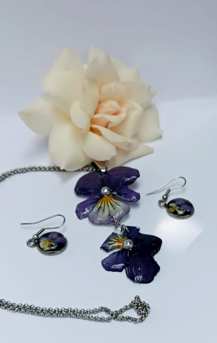 Set ”Flori de vis”,  cercei și pandantiv cu floare naturală de panseluță conservată în rășină epoxidică [4]
